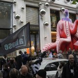 A Paris, des grévistes ont envahi brièvement le siège parisien du géant du luxe LVMH, dans le quartier chic des Champs Elysées.